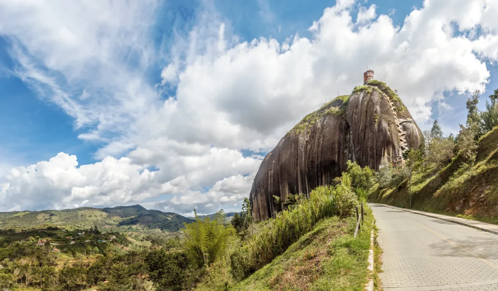 La Piedra del Peñol bajo un cielo con nubes en Antioquia, Colombia