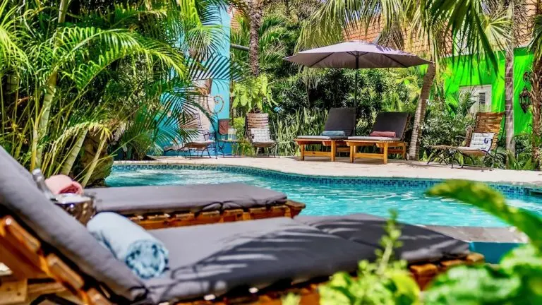 Pietermaai Boutique Hotel en Curazao: piscina y jardín del hotel