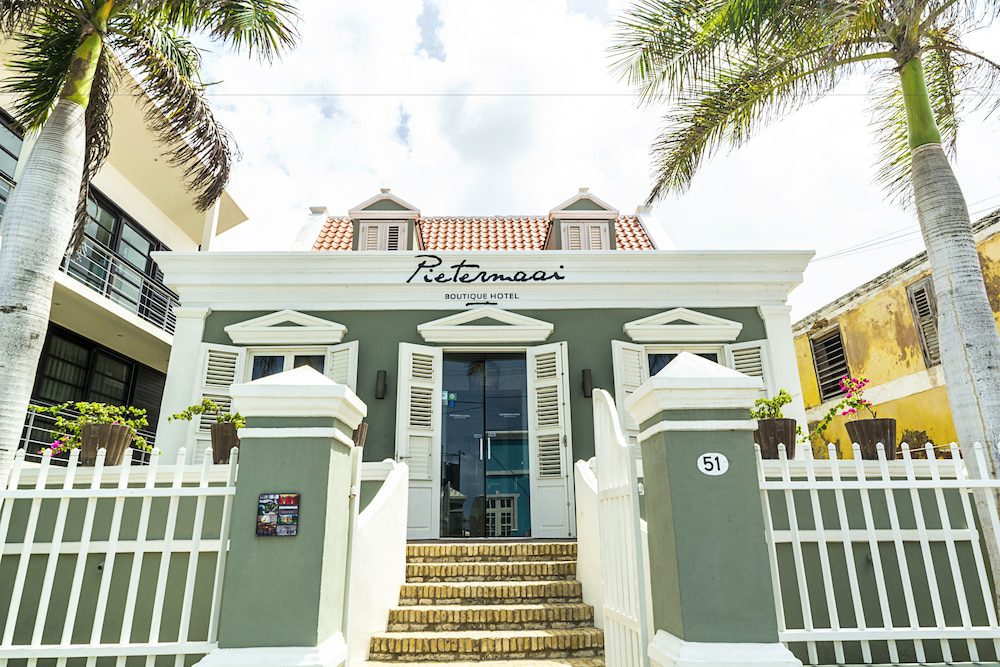 Pietermaai Boutique Hotel en Curazao: fachada colonial a la calle