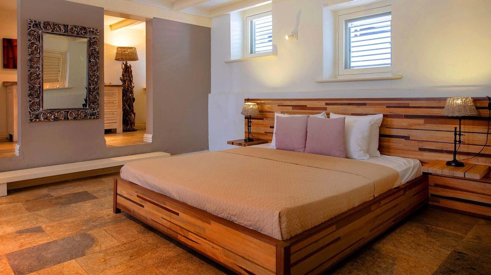Pietermaai Boutique Hotel en Curazao: habitación con cama de madera