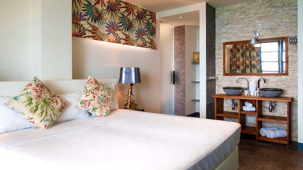 Pietermaai Boutique Hotel en Curazao: habitación con baño a la vista