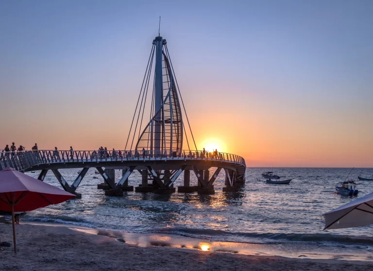 Muelle de Los Muertos al atardecer en Puerto Vallarta, Jalisco, México