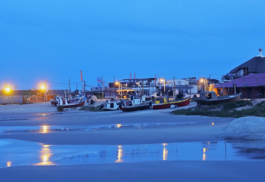 Barcas de pescadores en la playa de Punta del Diablo al anochecer, Rocha, Uruguay