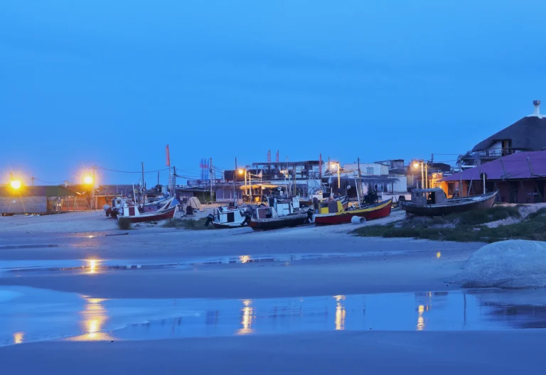 Barcas de pescadores en la playa de Punta del Diablo al anochecer, Rocha, Uruguay