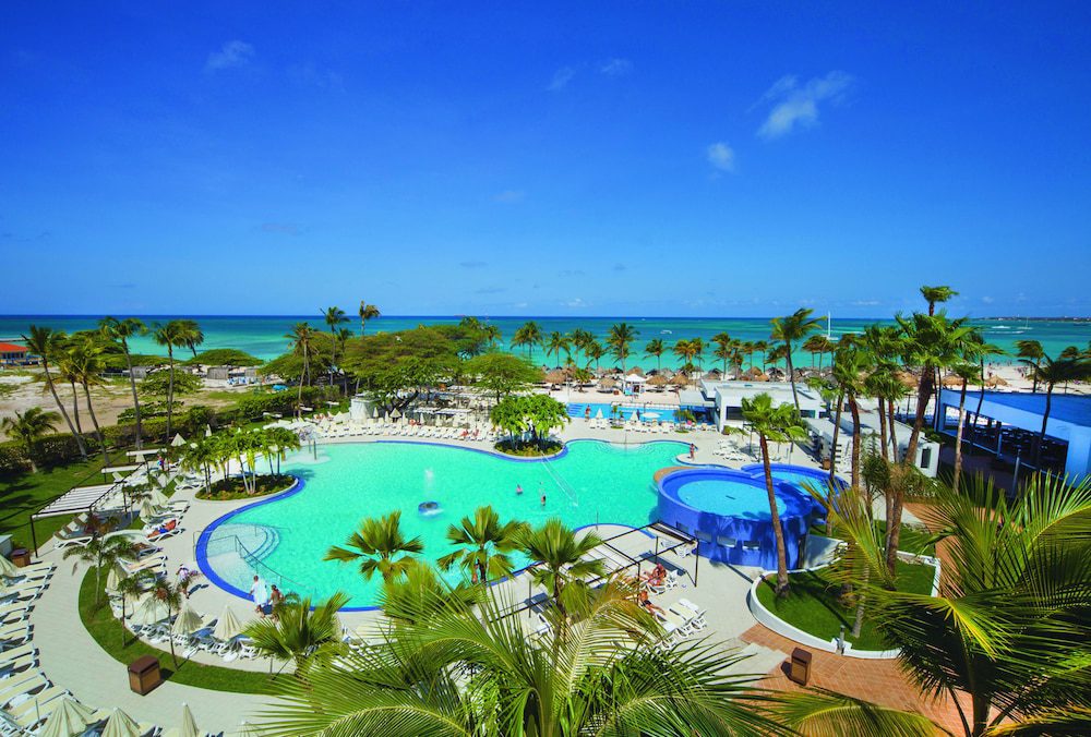 Riu Palace Antillas en Aruba: piscina y playa vistas desde lo alto