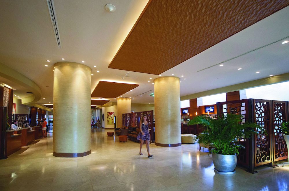 Riu Palace Antillas en Aruba: lobby con columnas