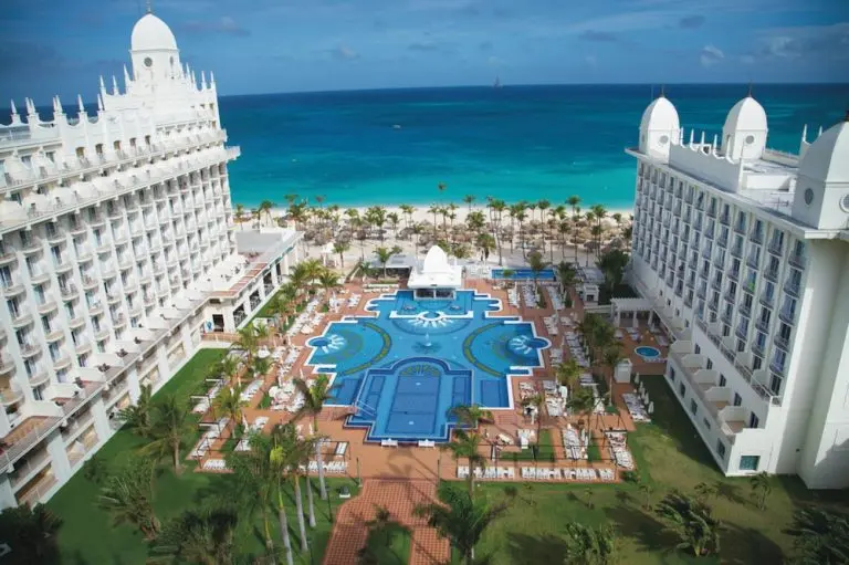 Riu Palace Aruba en Aruba: edificio del hotel, piscina y playa