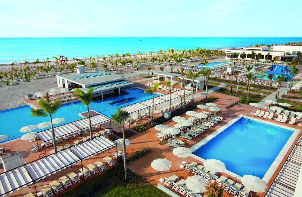 Riu Playa Blanca en Panamá: piscinas y playa del resort