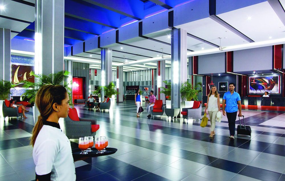 Riu Playa Blanca en Panamá: lobby con iluminación azul