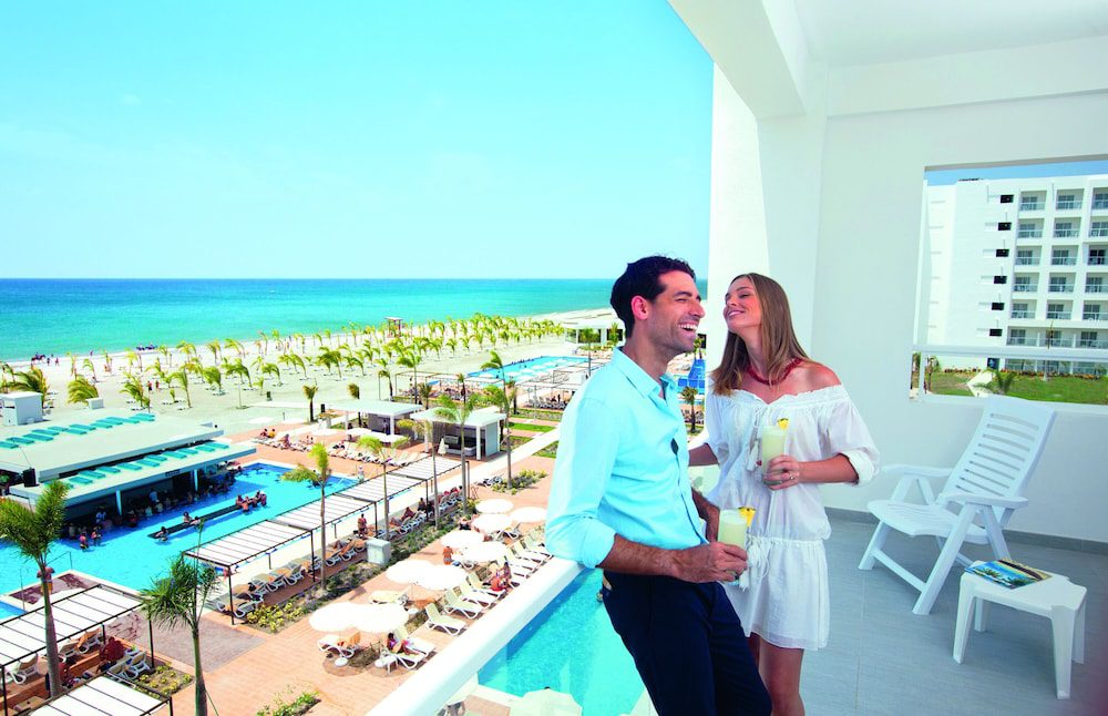 Riu Playa Blanca en Panamá: balcón con vista a las piscinas y al mar