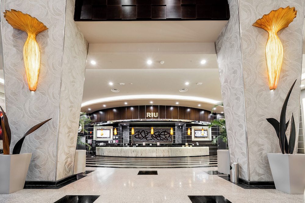 Riu Plaza Panamá en Panamá: recepción con columnas decoradas