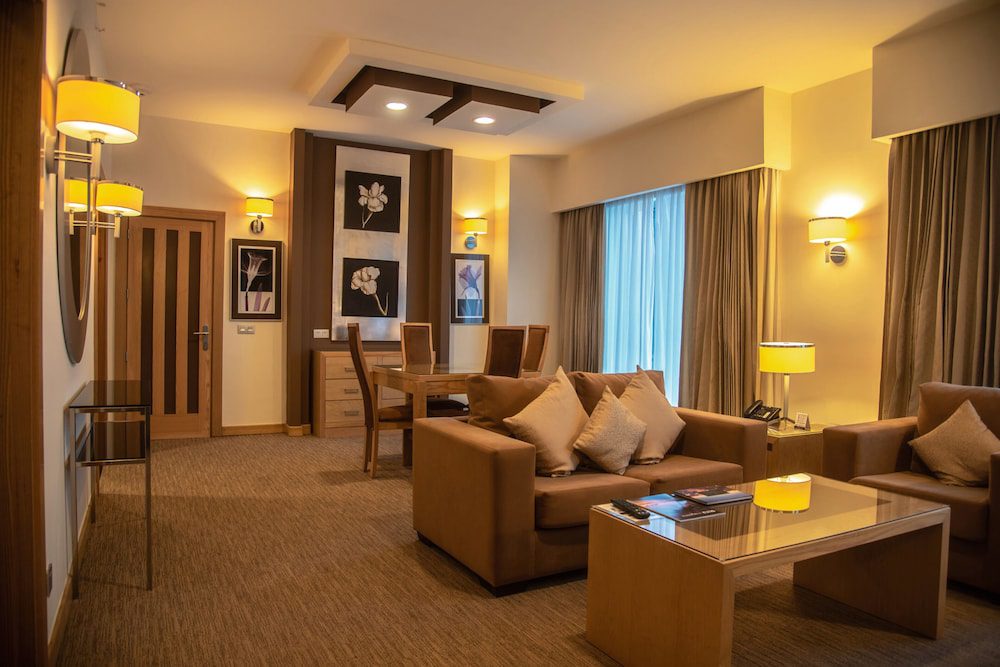 Riu Plaza Panamá en Panamá: suite con sala de estar