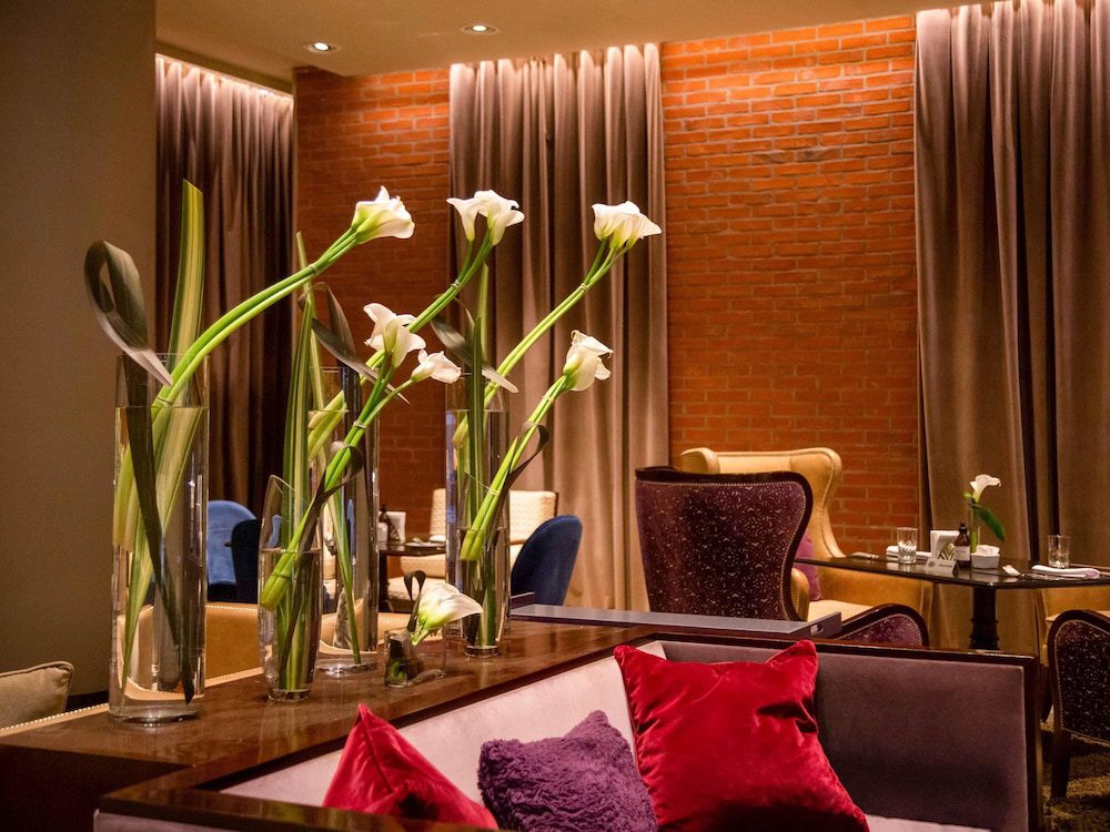 Sofitel Buenos Aires Recoleta en Buenos Aires: sala de estar con flores y cortinas