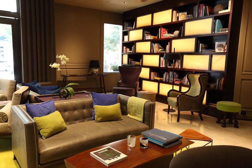 Sofitel Buenos Aires Recoleta en Buenos Aires: sala de estar con biblioteca