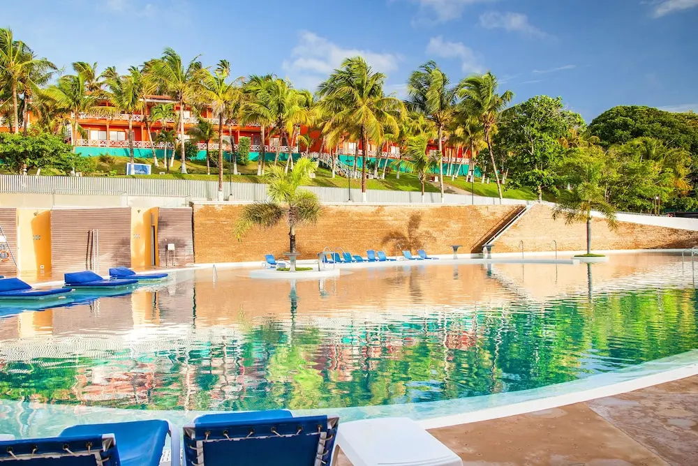Sol Caribe Campo en San Andrés: piscina rodeada de palmeras