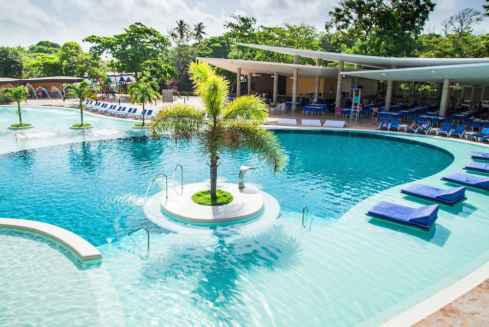 Sol Caribe Campo en San Andrés: piscina con zona de descanso