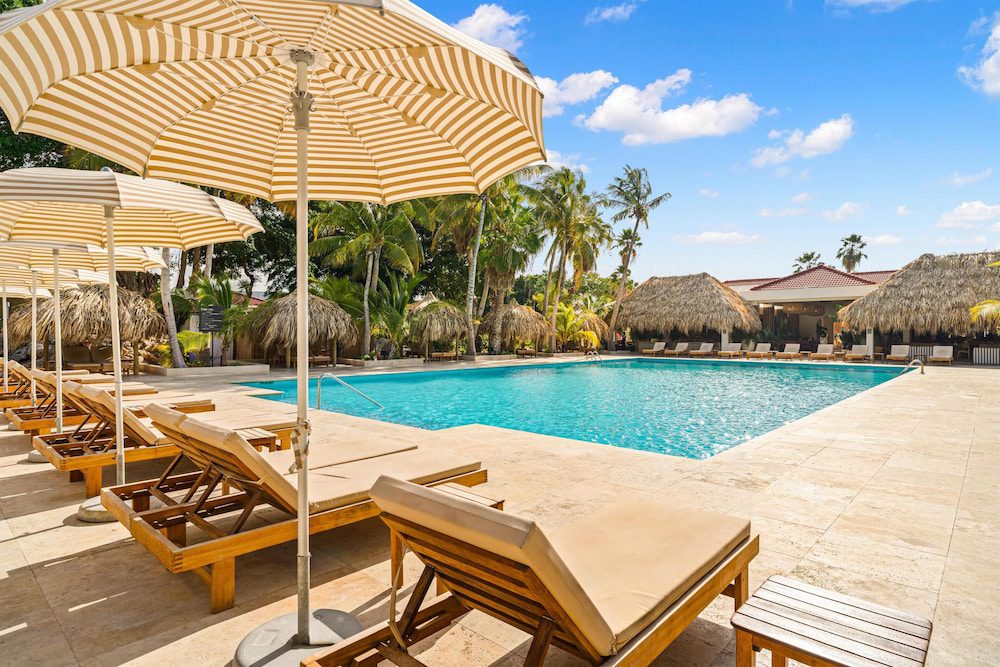 Sonesta Hotels & Resorts Livingstone Curacao en Curazao: piscina con sombrillas y tumbonas