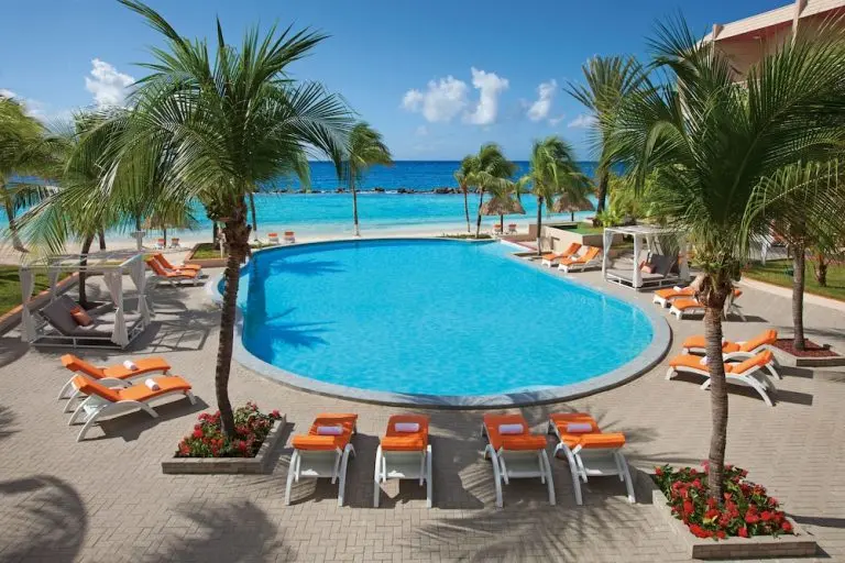 Sunscape Curacao Resort, Spa & Casino en Curazao: piscina frente a la playa