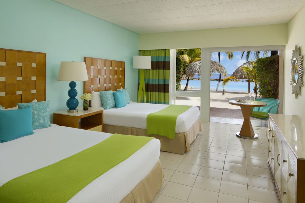 Sunscape Curacao Resort, Spa & Casino en Curazao: habitación con dos camas y vista a la playa