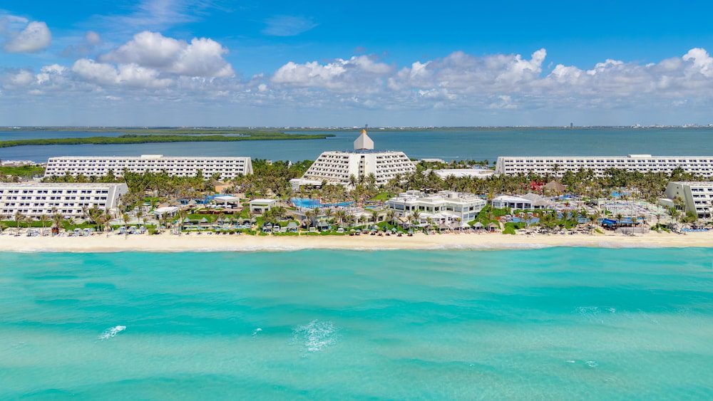The Pyramid at Grand Oasis en Cancún: diseño del edificio