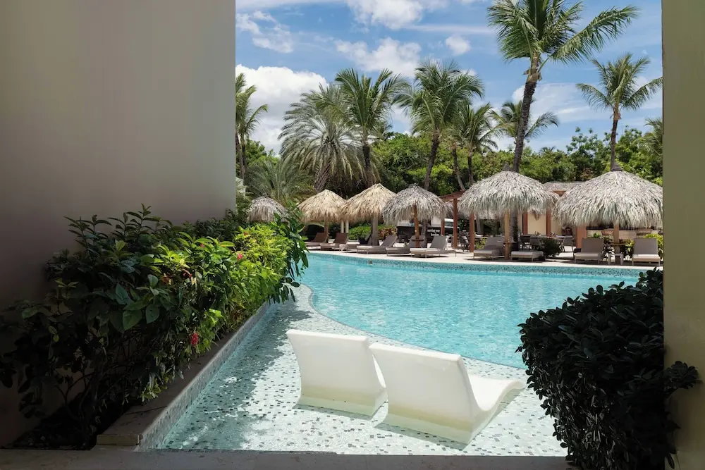 TRS Turquesa Hotel en Punta Cana: piscina rodeada de palmeras