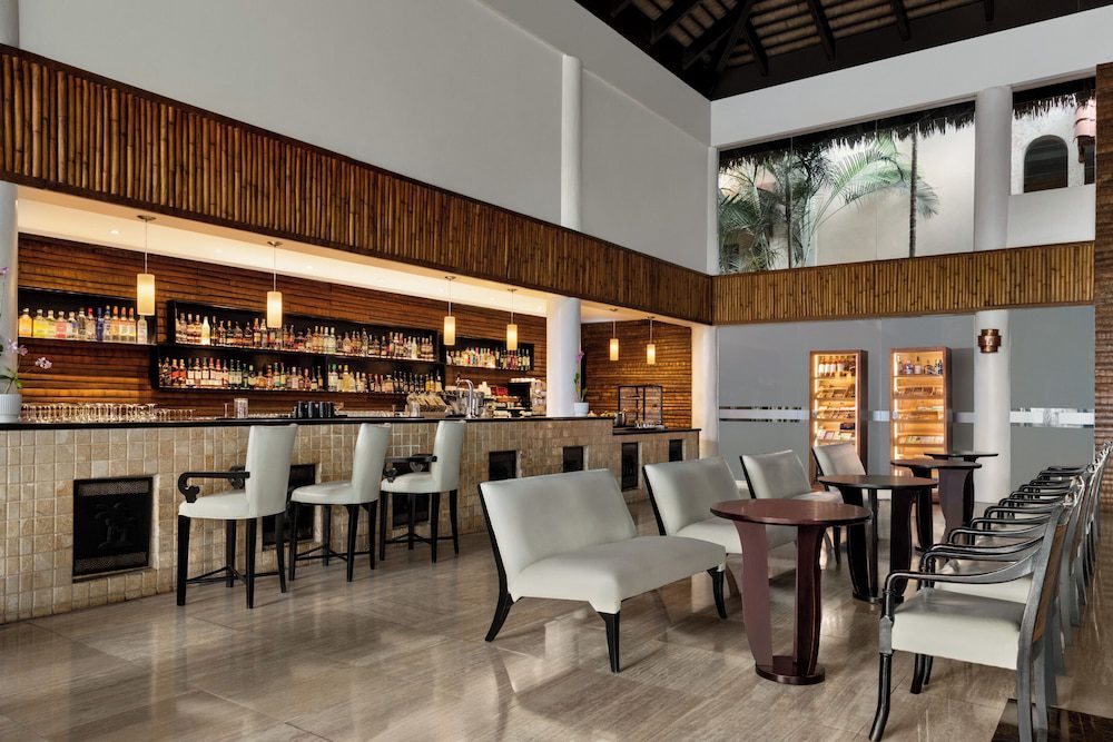 TRS Turquesa Hotel en Punta Cana: bar del lobby