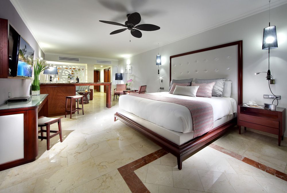 TRS Turquesa Hotel en Punta Cana: habitación con cama king
