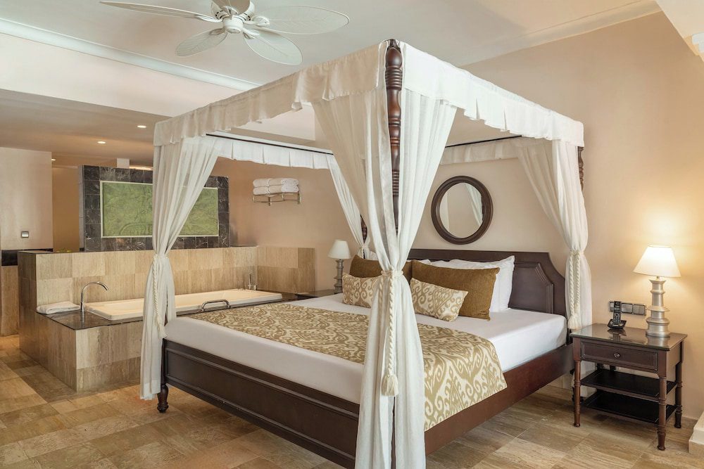 TRS Turquesa Hotel en Punta Cana: habitación con cama con dosel