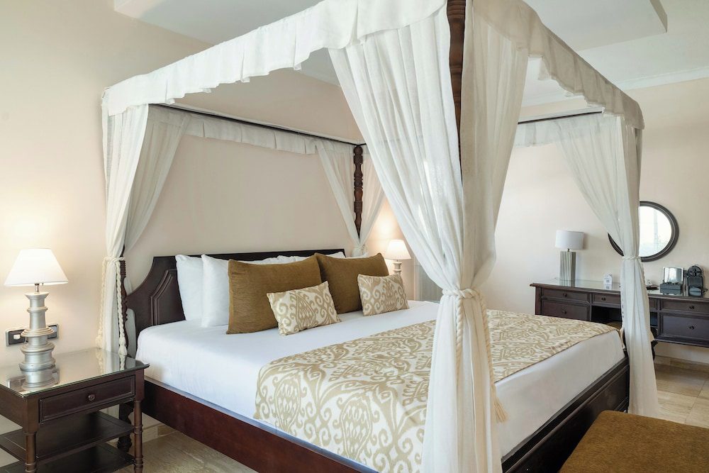 TRS Turquesa Hotel en Punta Cana: habitación con dosel y vista al jardín