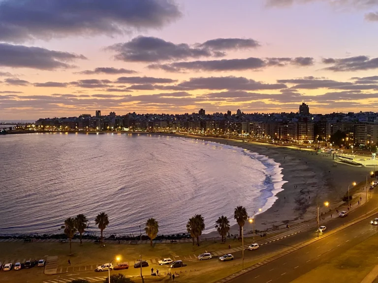 Atardecer sobre una playa del Río de la Plata en la costa uruguaya, cerca de Atlántida