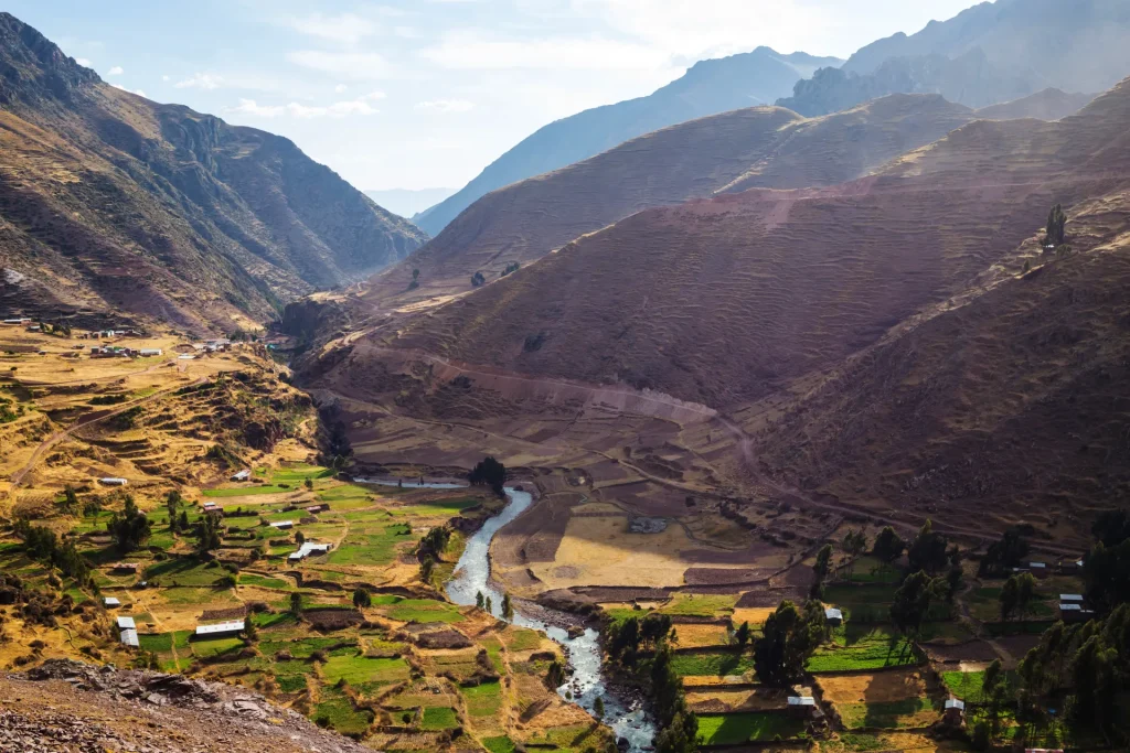 Valle andino con terrazas de cultivo y río entre montañas, paisaje típico de la sierra de Ayacucho, Perú