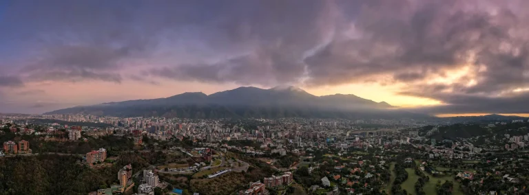 Panorámica de Caracas al atardecer con la montaña El Ávila al fondo, Venezuela