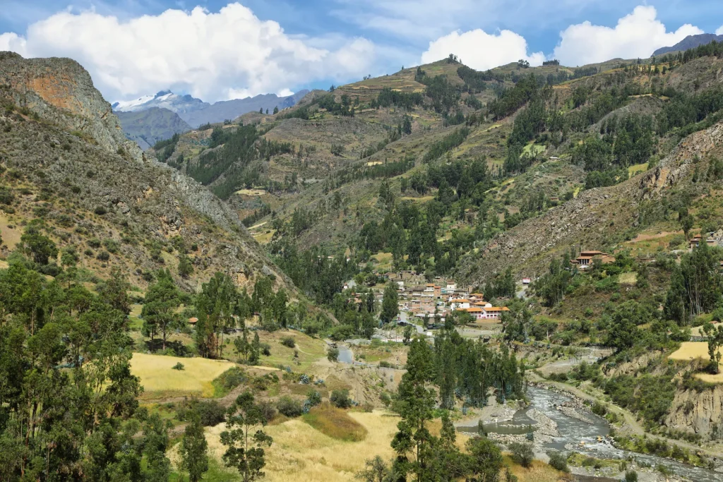 Pueblo andino en un valle verde entre montañas del norte del Perú, paisaje similar a los alrededores de Chachapoyas