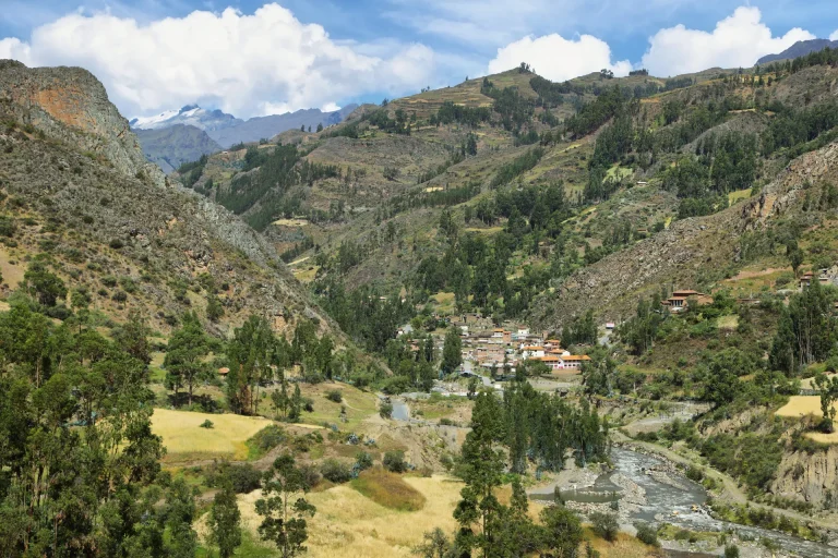 Pueblo andino en un valle verde entre montañas del norte del Perú, paisaje similar a los alrededores de Chachapoyas