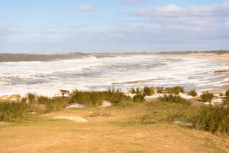 Costa atlántica de Punta del Diablo, en el departamento de Rocha, cerca del Chuy, Uruguay