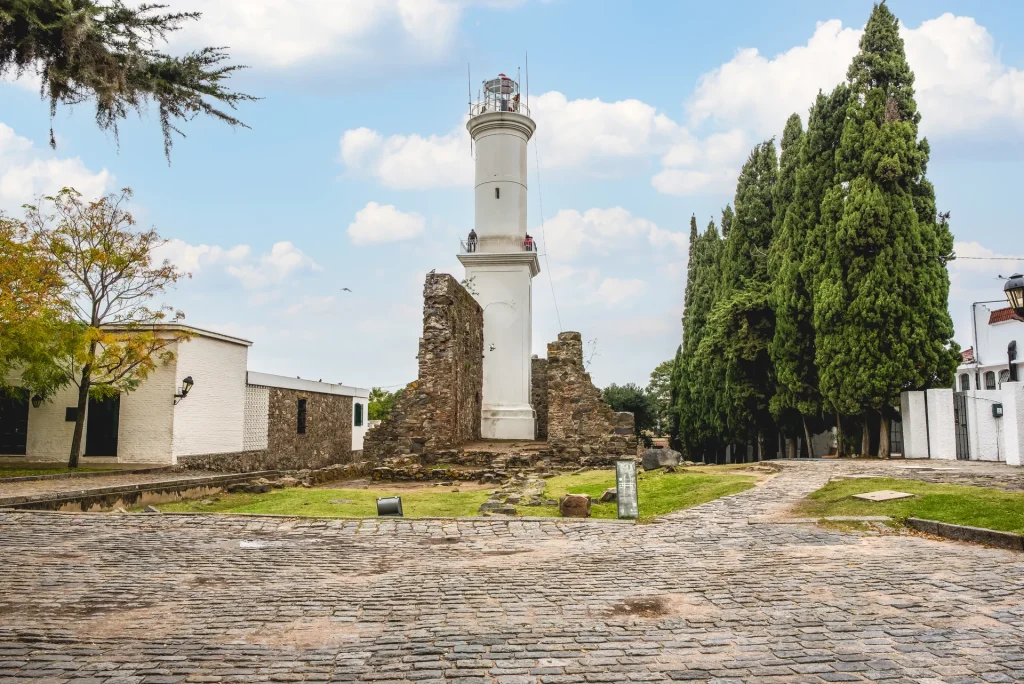 Ruinas y faro histórico de Colonia del Sacramento, Uruguay