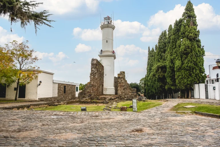 Ruinas y faro histórico de Colonia del Sacramento, Uruguay