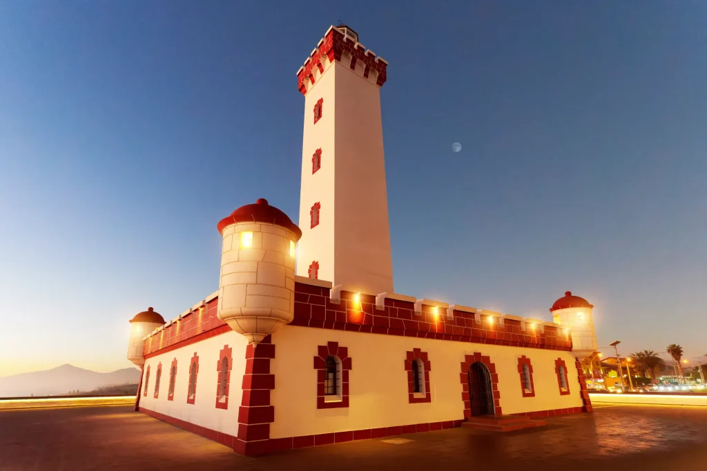 Faro Monumental iluminado al anochecer en la conurbación La Serena–Coquimbo, Chile