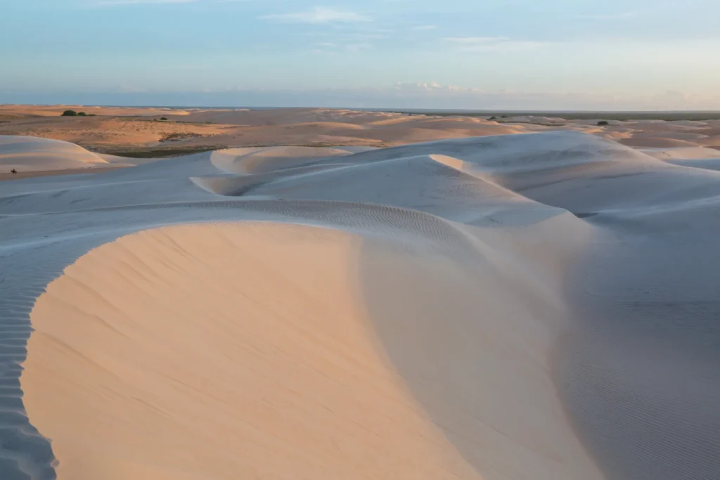 Dunas de arena blanca bajo el cielo del atardecer, paisaje como el de los Médanos de Coro, Venezuela
