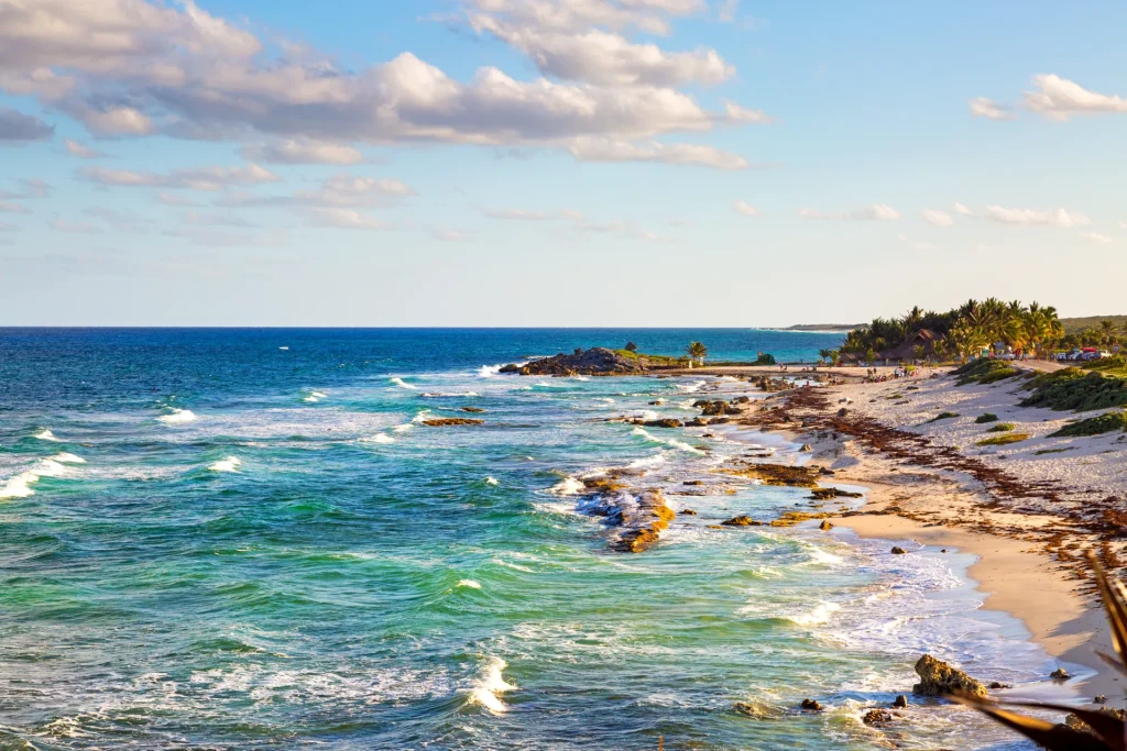 Costa de aguas turquesas y playa rocosa del Caribe en la isla de Cozumel, México