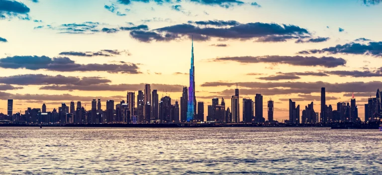 Rascacielos del centro de Dubái con el Burj Khalifa al atardecer, Emiratos Árabes Unidos