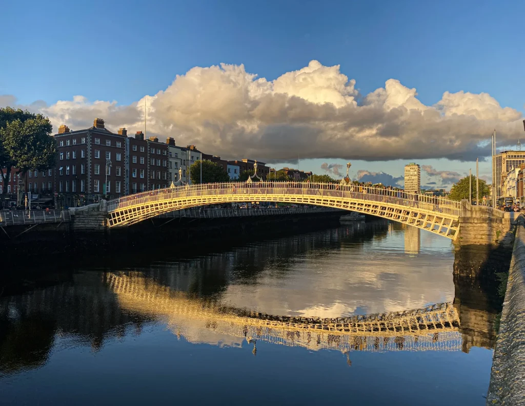 Puente Ha'penny sobre el río Liffey al atardecer, Dublín, Irlanda