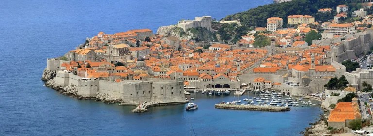 Casco antiguo amurallado de Dubrovnik junto al mar Adriático, Croacia