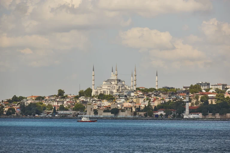 Mezquita Azul y el estrecho del Bósforo en Estambul, Turquía