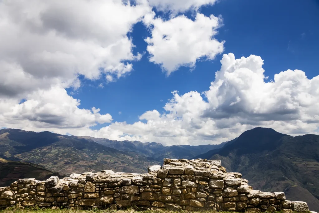 Muros de piedra precolombinos sobre las montañas andinas del norte del Perú, como los de la Fortaleza de Kuélap