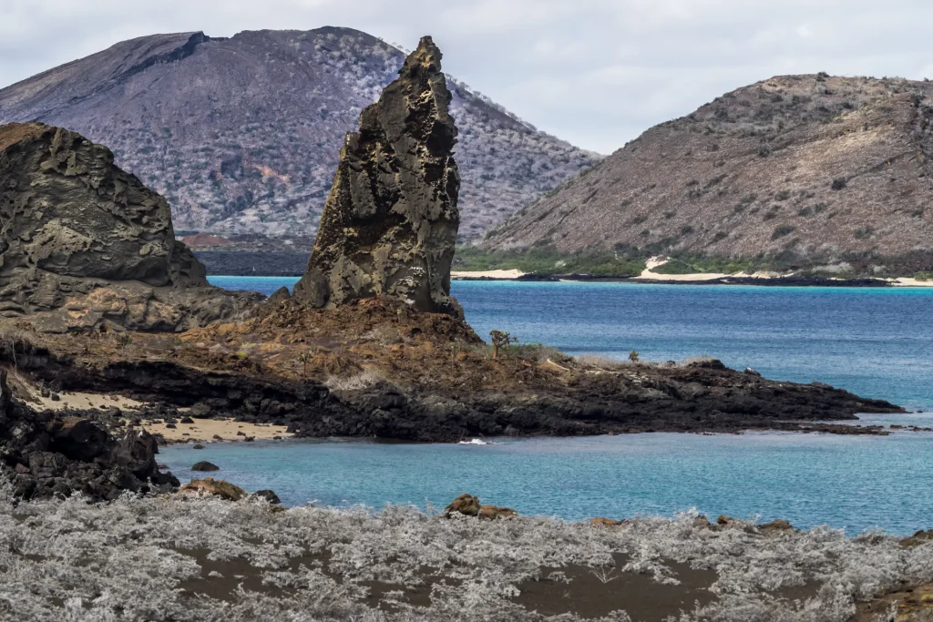 Roca Pináculo y bahías turquesas de la isla Bartolomé en el Parque Nacional Galápagos, Ecuador