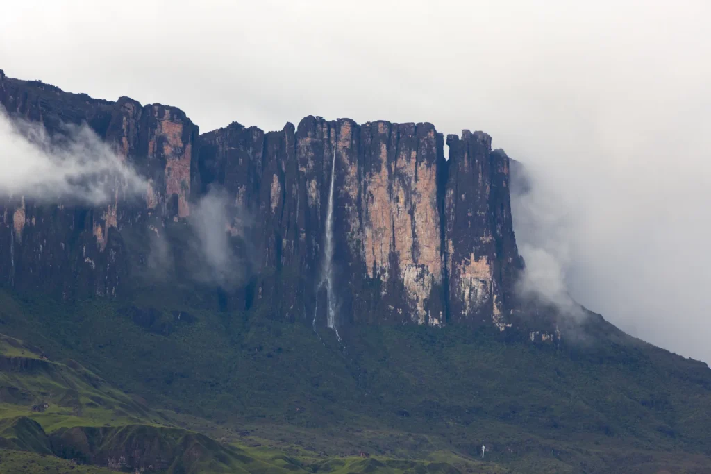Tepuy Kukenán con cascadas entre nubes sobre la Gran Sabana, Venezuela