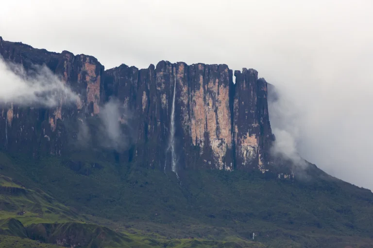 Tepuy Kukenán con cascadas entre nubes sobre la Gran Sabana, Venezuela