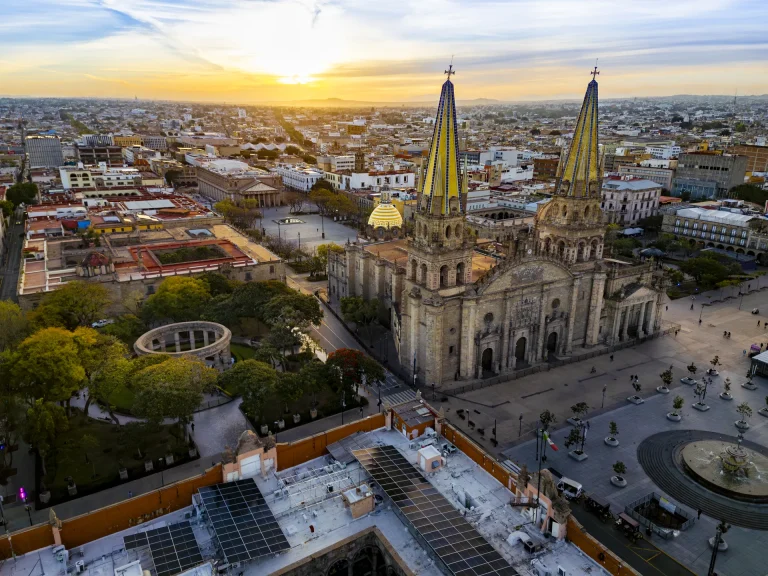 Catedral y centro histórico de Guadalajara al amanecer, México