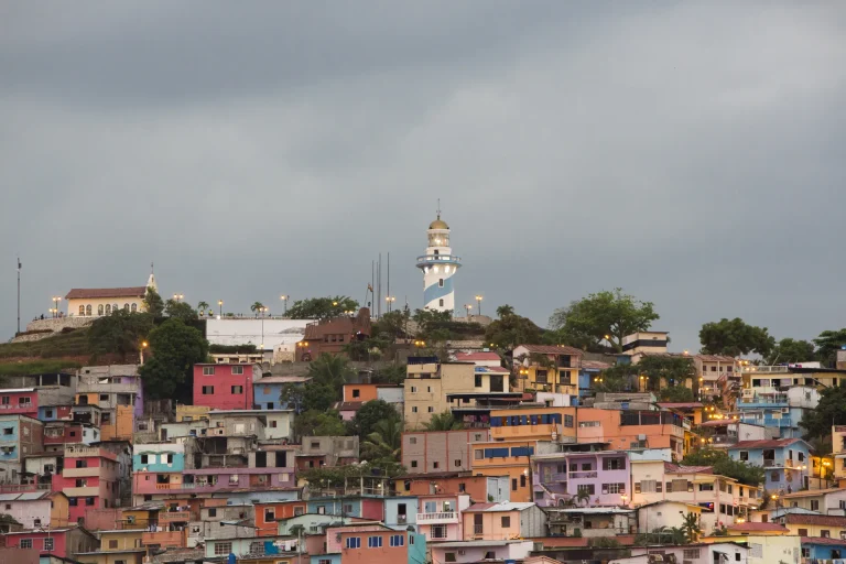 Barrio Las Peñas y cerro Santa Ana al atardecer, Guayaquil, Ecuador